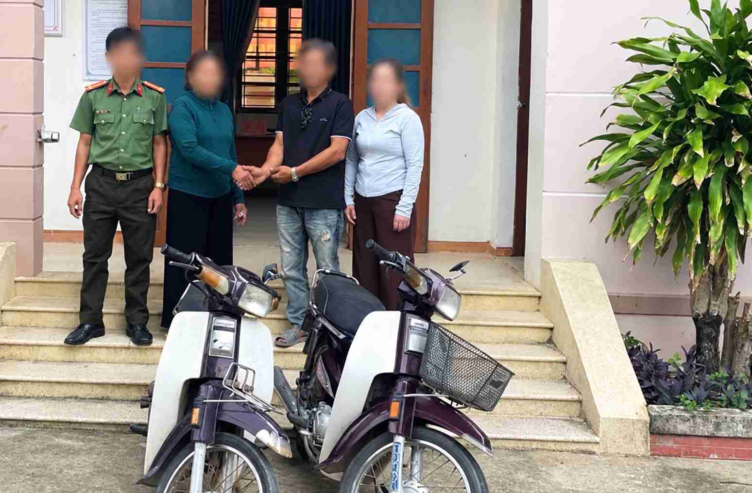 Functional forces of Dak Lak province organize the handover of vehicles between the two families. Photo: Dong Hoa Ward Police