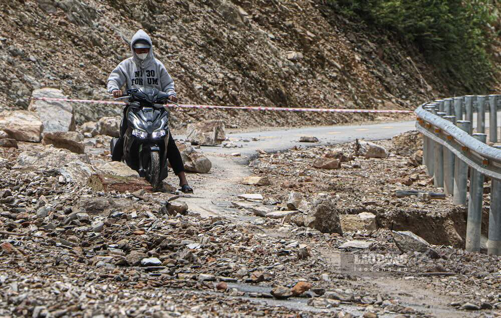 Landslide on the Nam Dong - A Luoi route, Hue after many days of heavy rain. Photo: Phuc Dat