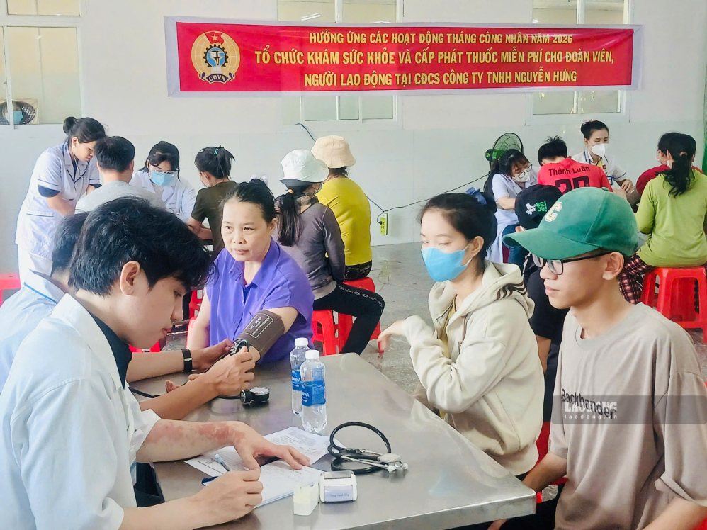 Union members and workers in Dak Lak are organized by business owners to have periodic health check-ups in May 2026. Photo: Long Du
