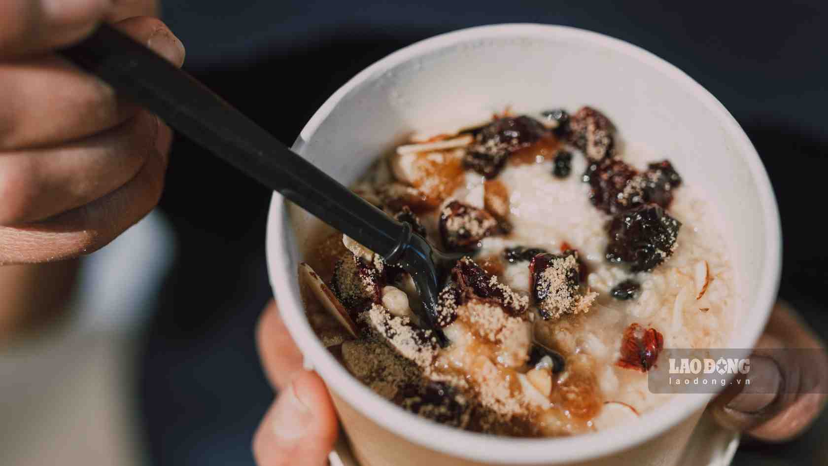You should not only eat one bowl of oatmeal for breakfast but should combine it with other healthy foods. Photo: Nguyen Ly taken 8. 2026