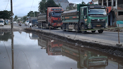 People living along National Highway 14B are always worried about accidents due to the construction site being messy with potholes and trucks rampant. Photo: Thanh Huyen