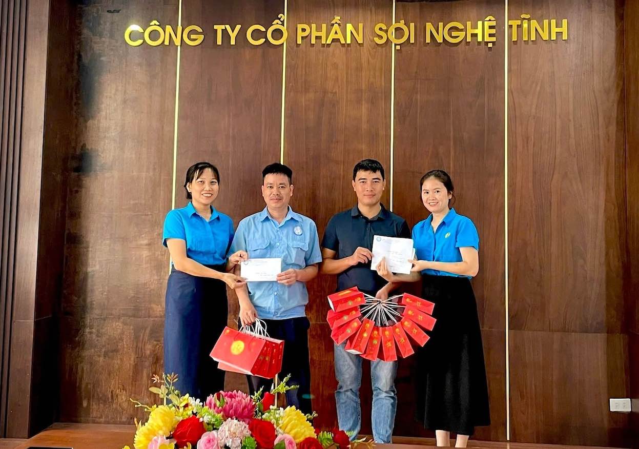 Nghe Tinh Yarn Trade Union presents Mid-Autumn gifts, encourages workers. Photo: Ha Tinh Trade Union posted on September 20