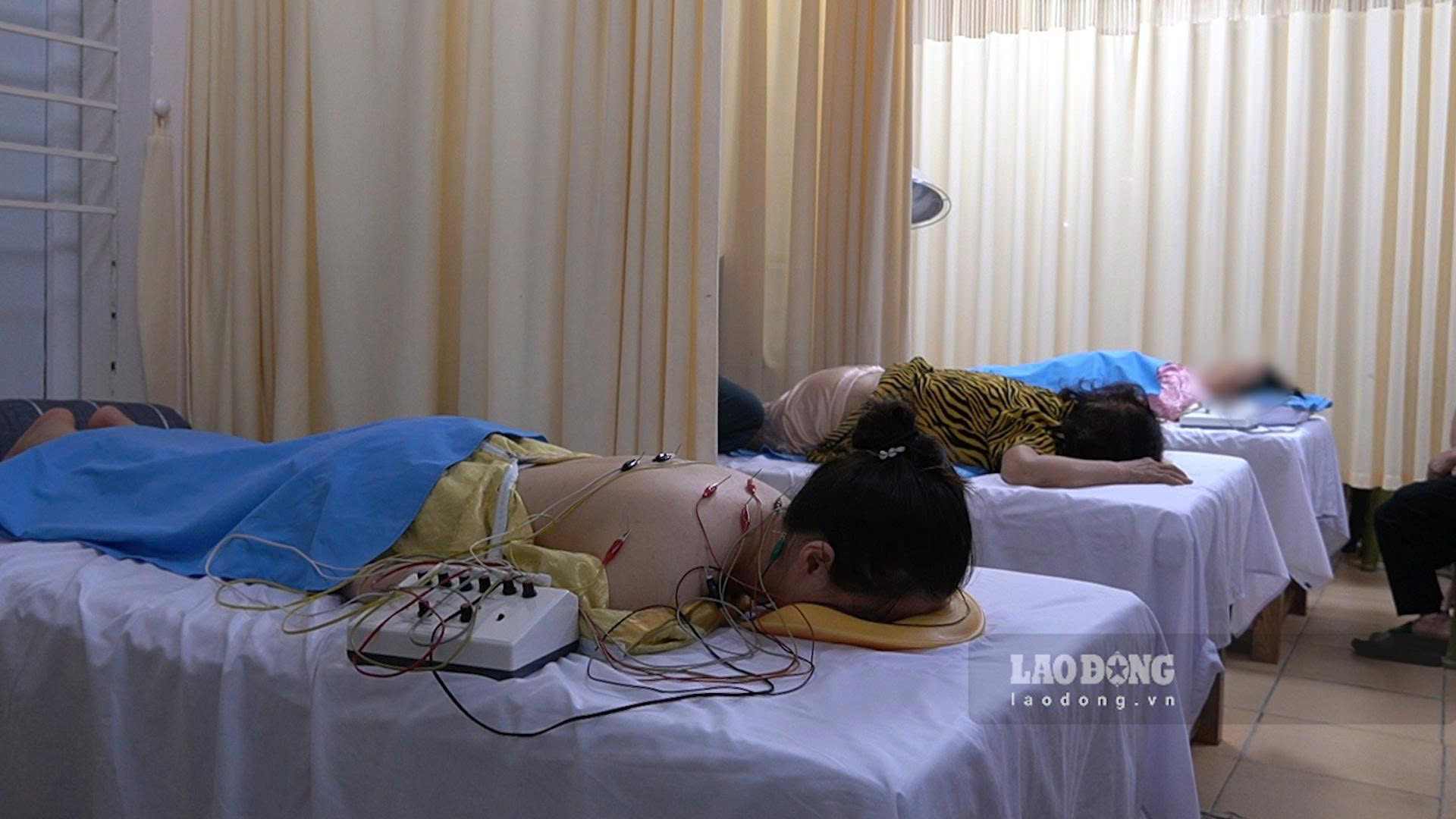 Nhiều nữ bệnh nhân ở độ tuổi trung niên đến Bệnh viện Châm cứu Trung ương điều trị thoái hóa xương khớp. Ảnh: Hạnh Thơm