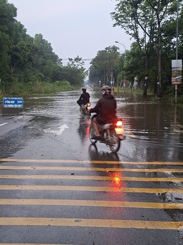 Hà Nội cấm xe qua điểm ngập sâu trên Đại lộ Thăng Long. Ảnh: Ban Duy tu