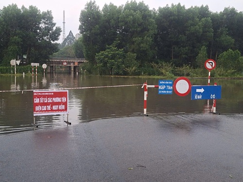 Thang Long Avenue is deeply flooded, Hanoi regulates traffic flow. Photo: Maintenance Board (Hanoi Department of Construction)