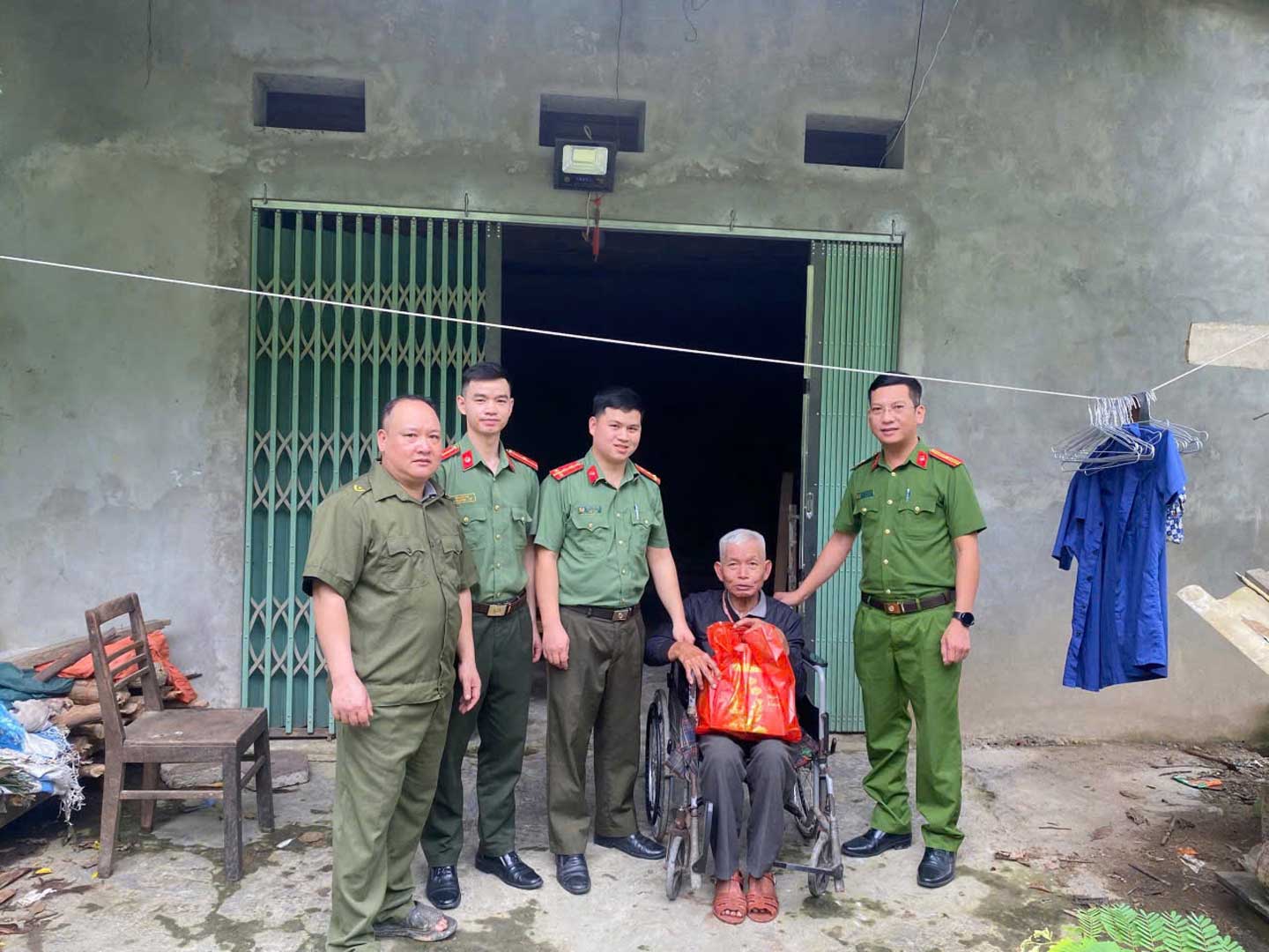 La policía de la comuna de Gia Hoi entrega regalos y anima a los ancianos y a las personas en circunstancias difíciles. Foto: Policía Provincial de Lao Cai
