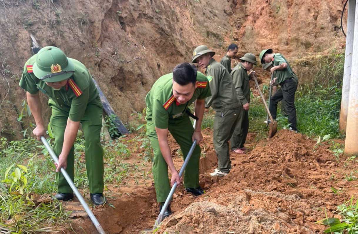 Công an xã Khánh Hòa cùng các lực lượng và người dân đào rãnh thoát nước, hỗ trợ hộ nghèo. Ảnh: Công an tỉnh Lào Cai