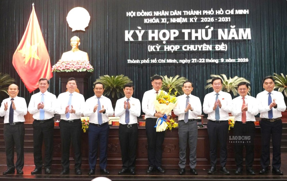 Les dirigeants de Hô-Chi-Minh-Ville félicitent le nouveau vice-président du Comité populaire de Hô-Chi-Minh-Ville, Trương Minh Huy Vũ (5e à partir de la droite). Photo: Minh Quân