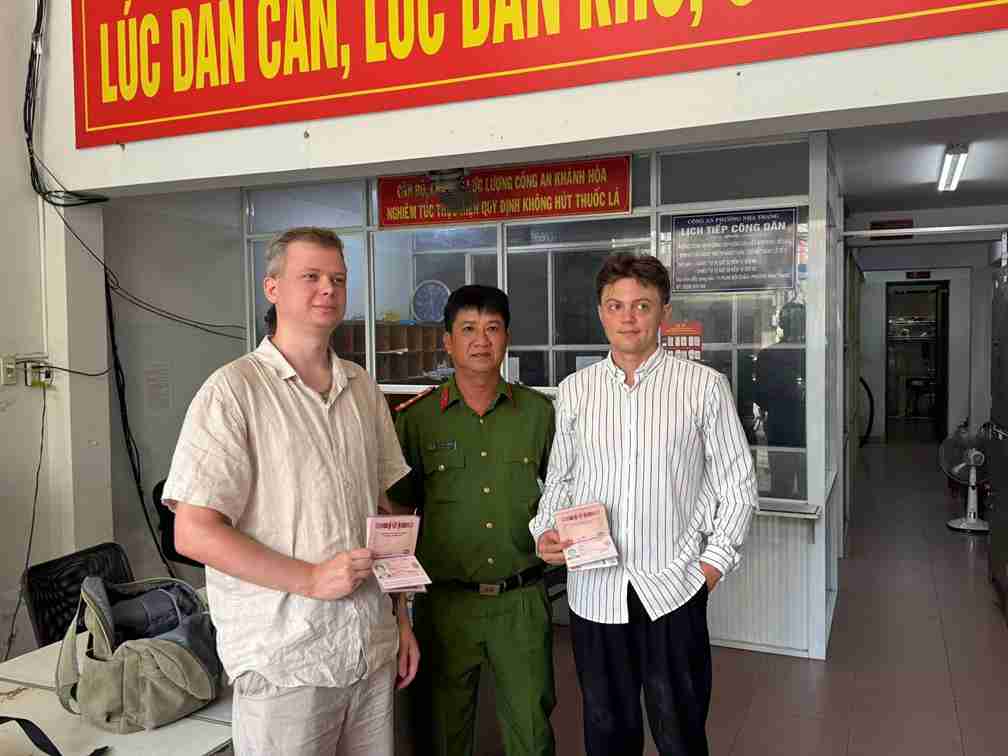 Functional agencies return lost property to citizens. Photo: Nha Trang Ward Police (taken 9.2026)
