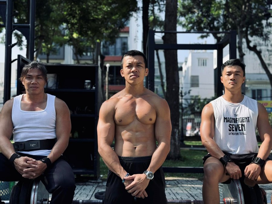 Anh Châu Việt Sơn (giữa) cùng một số thành viên trong nhóm tập thể dục đường phố tại công viên Làng Hoa. Ảnh: Nhân vật cung cấp