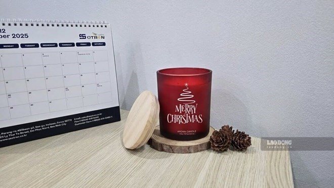 The gentle scents of candles help families relieve stress and relax after a working day. Photo: Tuan Dat