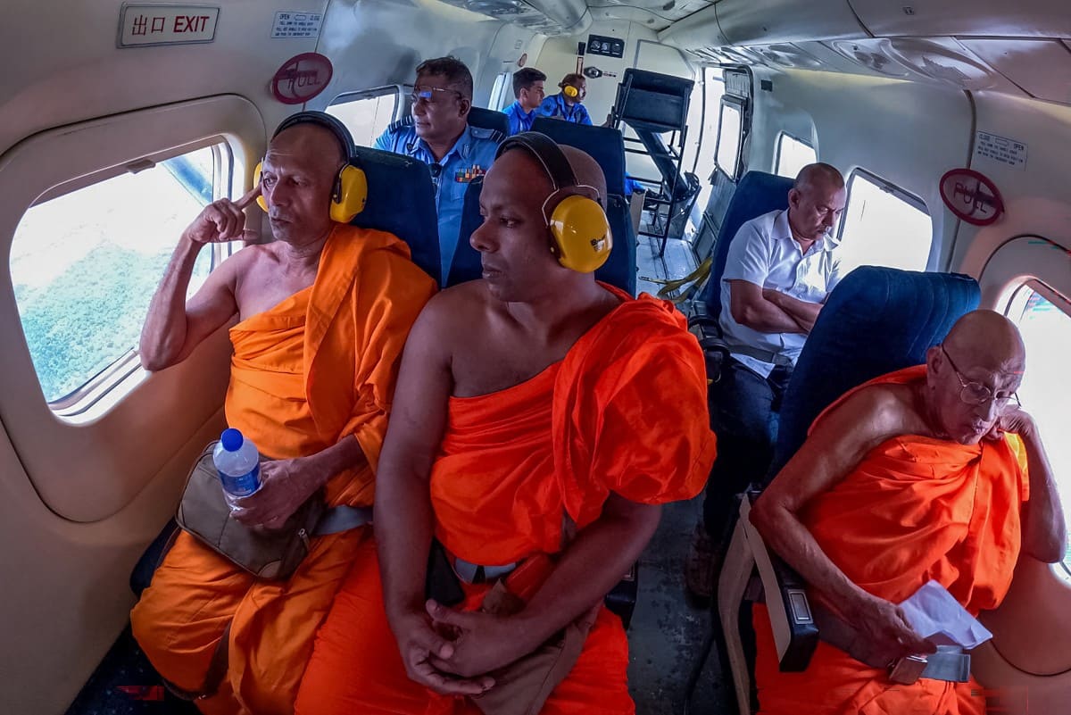 The photo released by the Sri Lanka Air Force on September 20, 2026 (local time) shows monks chanting prayers for rain on a Y-12 aircraft flying over drought-stricken areas in this country. Photo: AFP