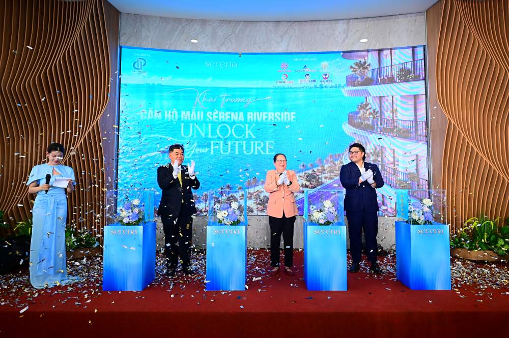 Dat Phuoc's leadership performs the ribbon-cutting ceremony to open the Serena Riverside model apartment. Photo: Ai Van