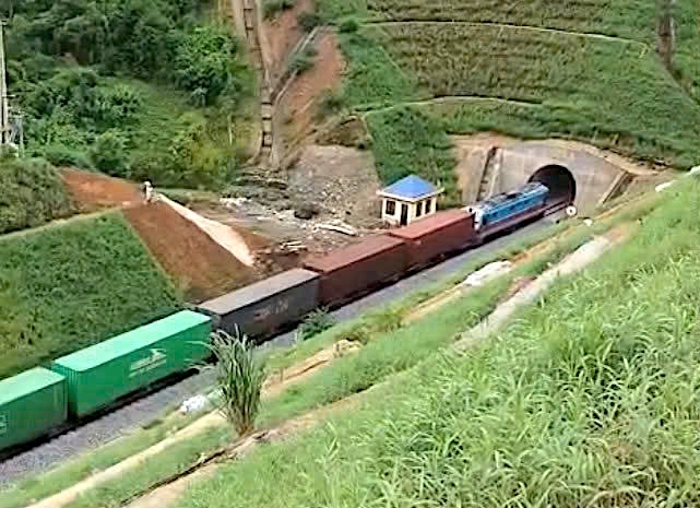 Goods trains test run through Khe Net railway tunnel in September 2026. Photo: Branch of Vinh Railway Signal Information Co., Ltd. - Dong Le Railway Signal Information Enterprise