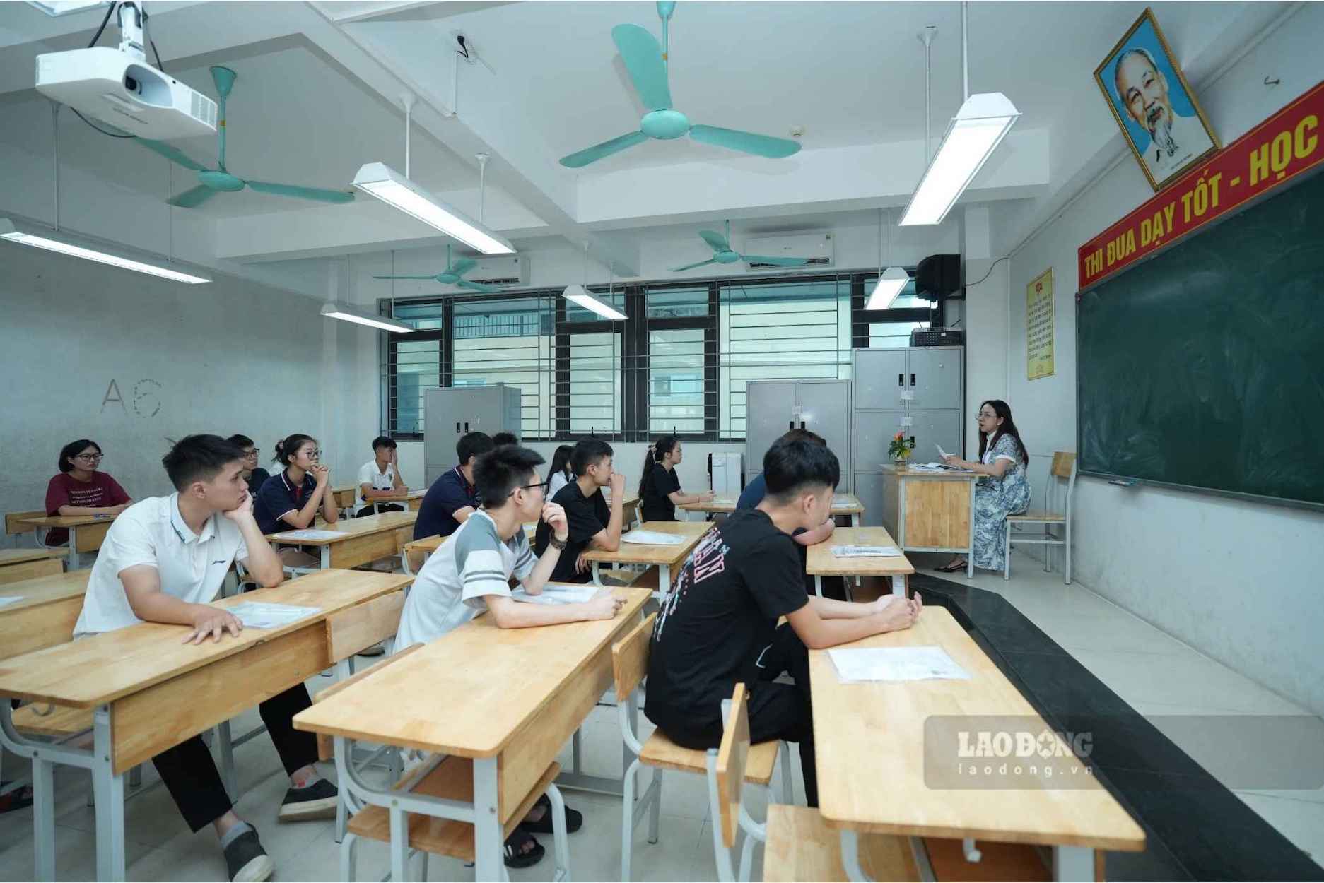 The proposal to remove bonus points for excellent students and international certificates in university admissions from 2027 is receiving much attention. Photo: Huu Chanh