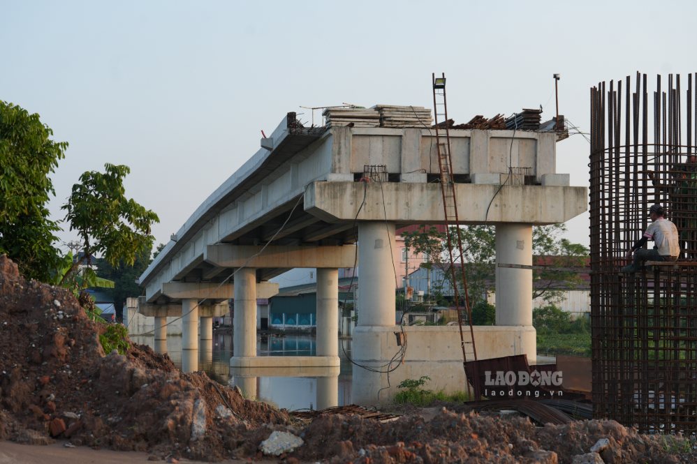 Đến nay các trụ cầu giữa sông Đay đã hoàn thành. Mặc dù một số trụ cầu giữa sông đã được hoàn thiện, nhiều hạng mục quan trọng khác vẫn dang dở.