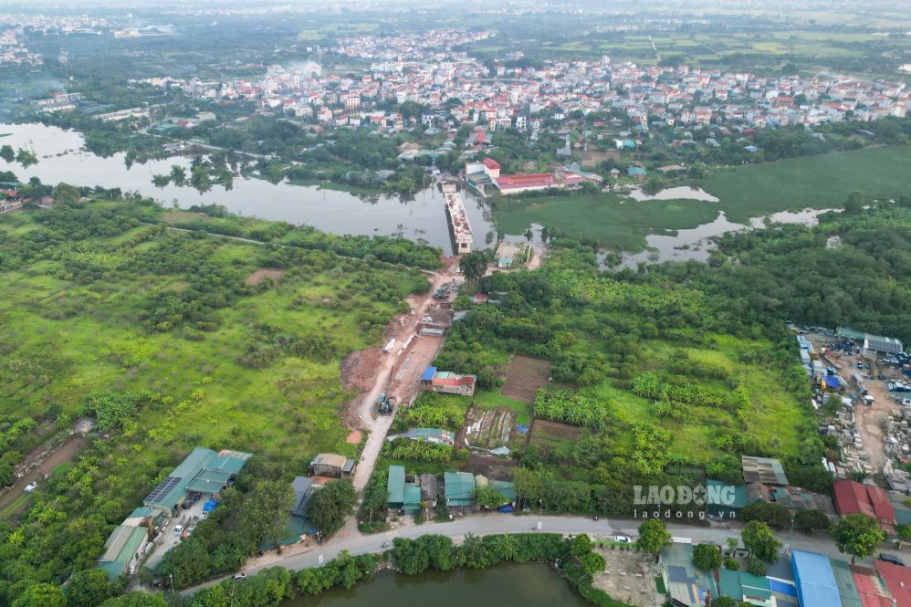 Cầu Tân Phú có chiều dài tuyến gồm đường dẫn và cầu là 500m. Quy mô mặt cắt ngang cầu và đường dẫn là 9m, kết nối 2 xã An Khánh và Hưng Đạo.
