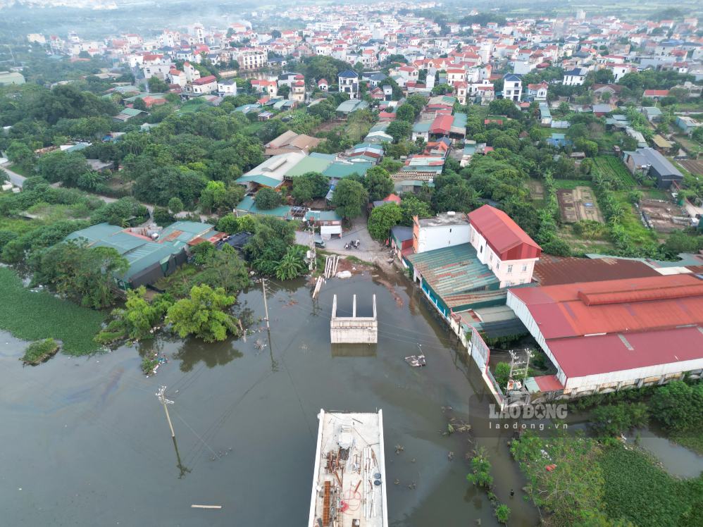 Tại xã Hưng Đạo, ông Dương Văn Phượng - Chủ tịch UBND xã cho biết, chính quyền đã bàn giao toàn bộ mặt bằng cho chủ đầu tư là Ban Quản lý dự án đầu tư xây dựng công trình giao thông Hà Nội để triển khi thi công dự án.