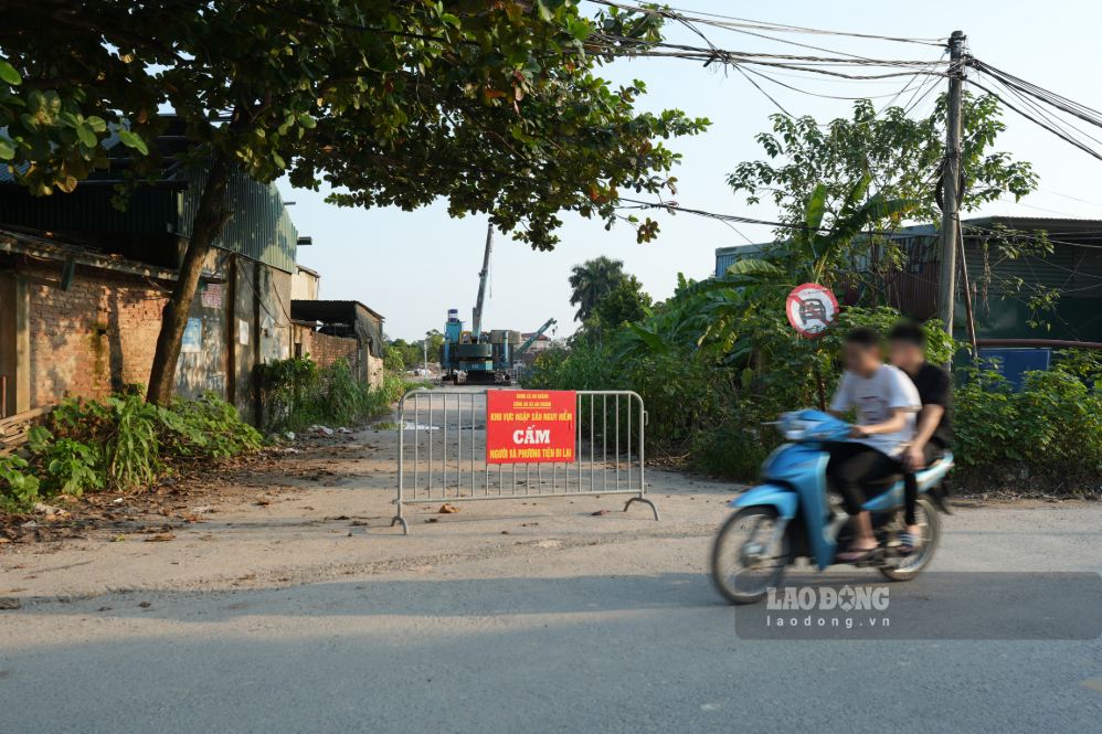 Biển cảnh báo khu vực ngập sâu nguy hiểm, cấm người và phương tiện đi lại được đặt ở đầu đường vào cầu phía xã An Khánh.