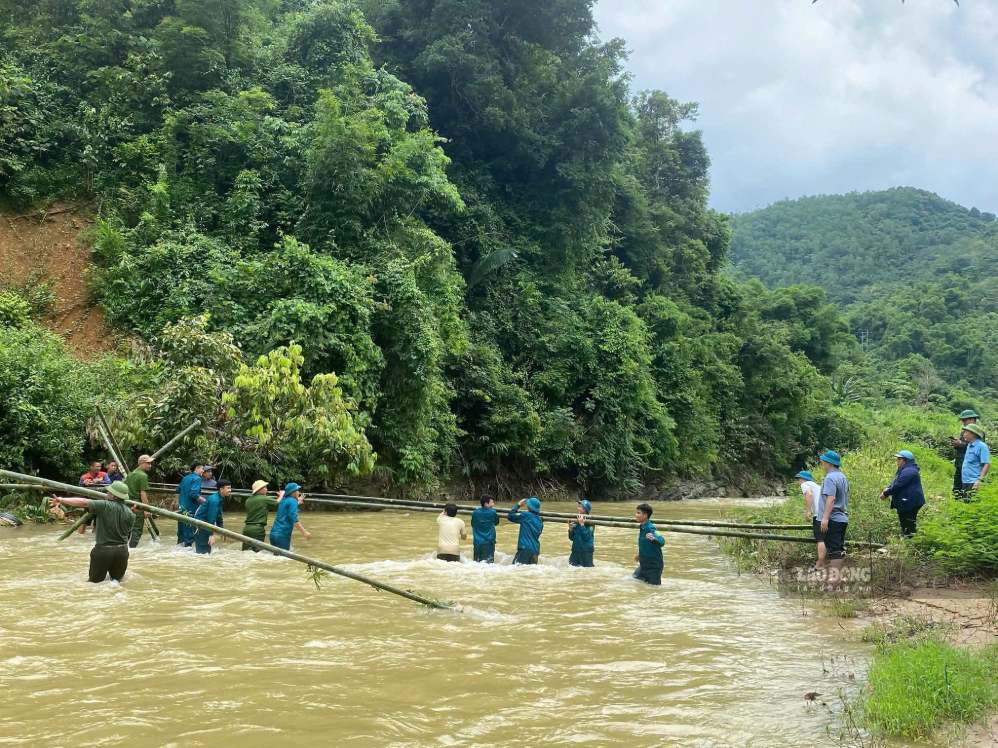 On September 20, Yen Na Commune People's Committee, Nghe An province mobilized forces to build a temporary bridge to bring 172 students from landslide areas back to school. Photo: Duy Chuong