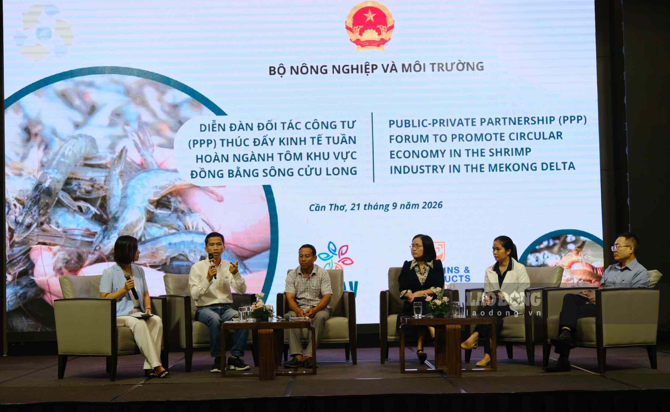 Các diễn giả đối thoại, thảo luận tại diễn đàn. Ảnh: Mỹ Ly (chụp ngày 21.9)