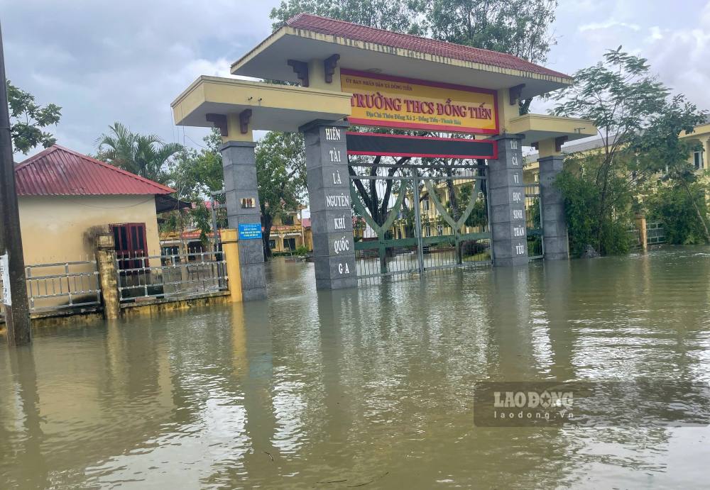 Dong Tien Secondary School (Dong Tien commune, Thanh Hoa province) is still deeply flooded, students cannot come to study. Photo: Minh Hoang (taken on September 21, 2026)