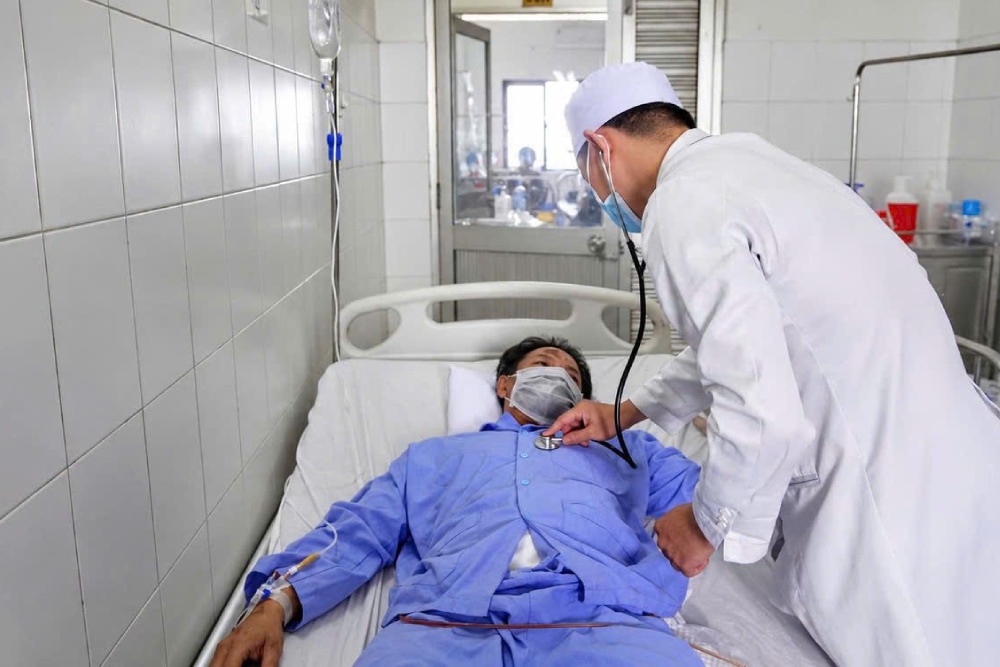 Sáng nay, tình trạng bệnh nhân ổn định, tiếp xúc tốt, không sốt, vết mổ khô, bụng mềm đang được các bác sĩ khoa Ngoại Tổng hợp tiếp tục theo dõi và chăm sóc.