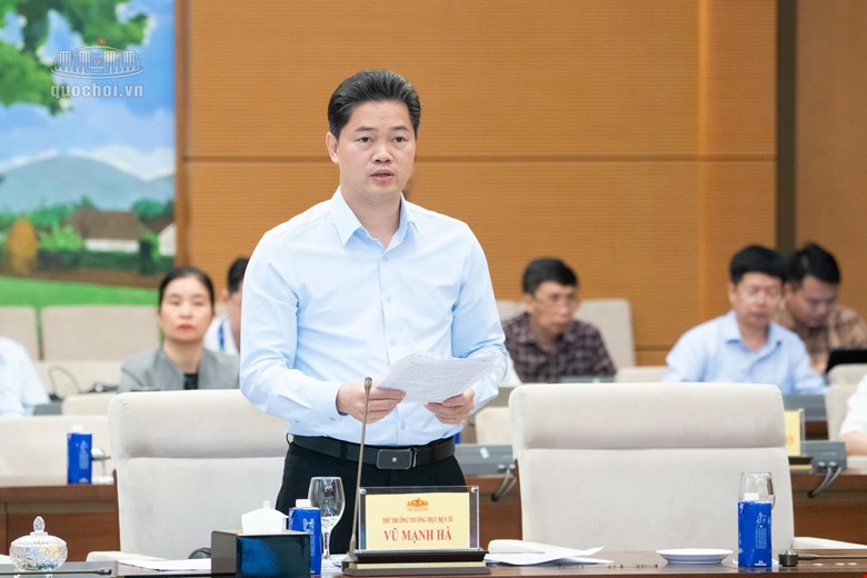 Alternate Member of the Party Central Committee, Standing Deputy Minister of Health Vu Manh Ha presents the report on the draft Law amending and supplementing a number of articles of the Law on Prevention and Control of Tobacco Harms. Photo: Quochoi. vn