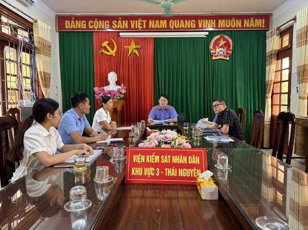 Viện kiểm sát nhân dân khu vực 3 – Thái Nguyên phối hợp với BHXH thu hồi đơn vị chậm đóng. Ảnh: Cổng thông tin BHXH Thái Nguyên