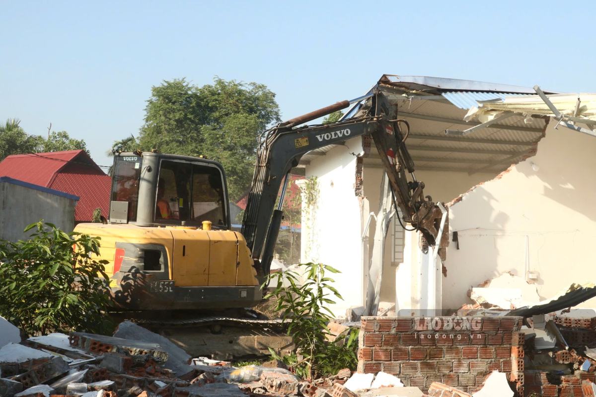 The work of coercive land recovery is being implemented by Thuy Nguyen ward, Hai Phong according to plan, ensuring safety. Photo: Hoang Khoi