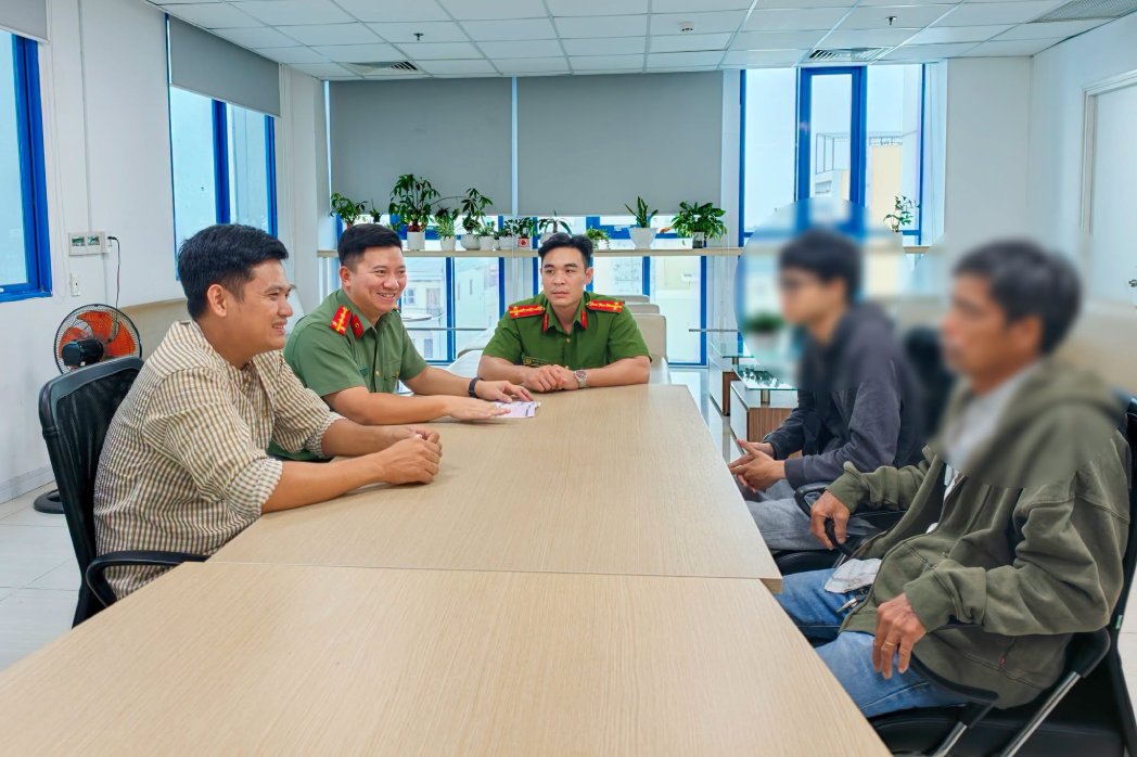 The family received the mistakenly transferred money and proactively contacted the Police agency to coordinate in returning the property to Mr. Le Huy T (left cover). Photo: Can Tho Police