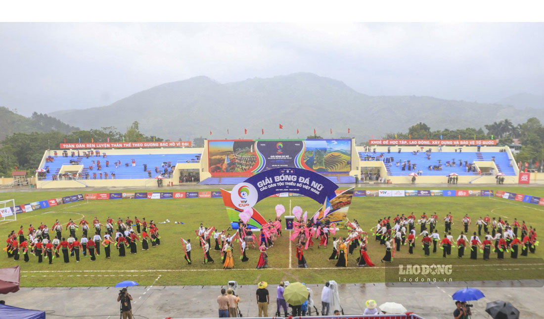 A large number of people and tourists come to Lao Cai to watch the Vietnamese Ethnic Minority Women's Football Tournament. Photo: Bao Nguyen