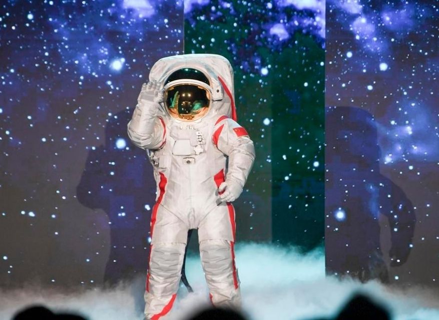 Outer design of the astronaut suit serving China's lunar landing mission. Photo: Xinhua broadcast on September 20