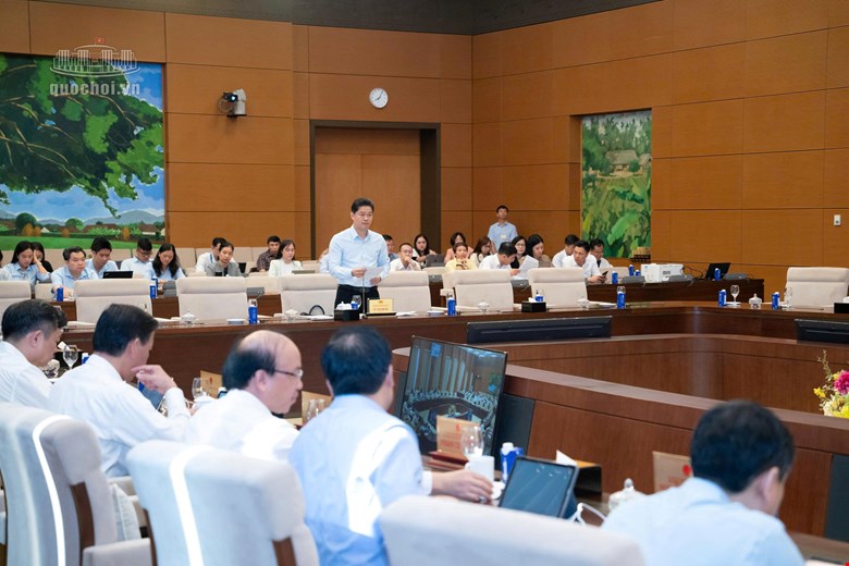 Alternate Member of the Party Central Committee, Standing Deputy Minister of Health Vu Manh Ha reports on the draft Law on Donation, Extraction, Transplantation of Human Organs and Organs and Blood Donation and Extraction (amended). Photo: Quochoi. vn
