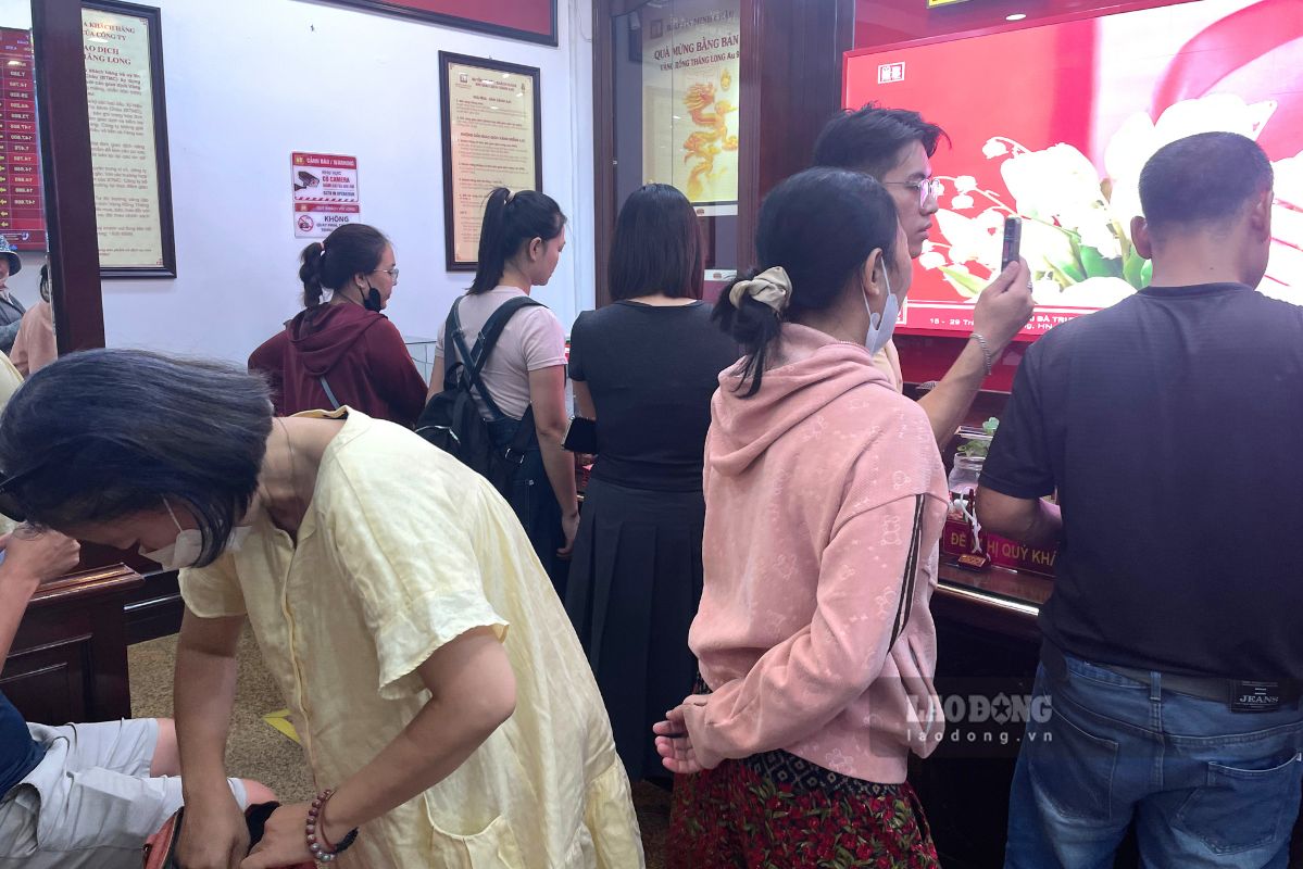 Giá vàng điều chỉnh, bên trong cửa hàng nhiều người tranh thủ mua vào. Ảnh: Bảo Anh (chụp 21.9.2026)