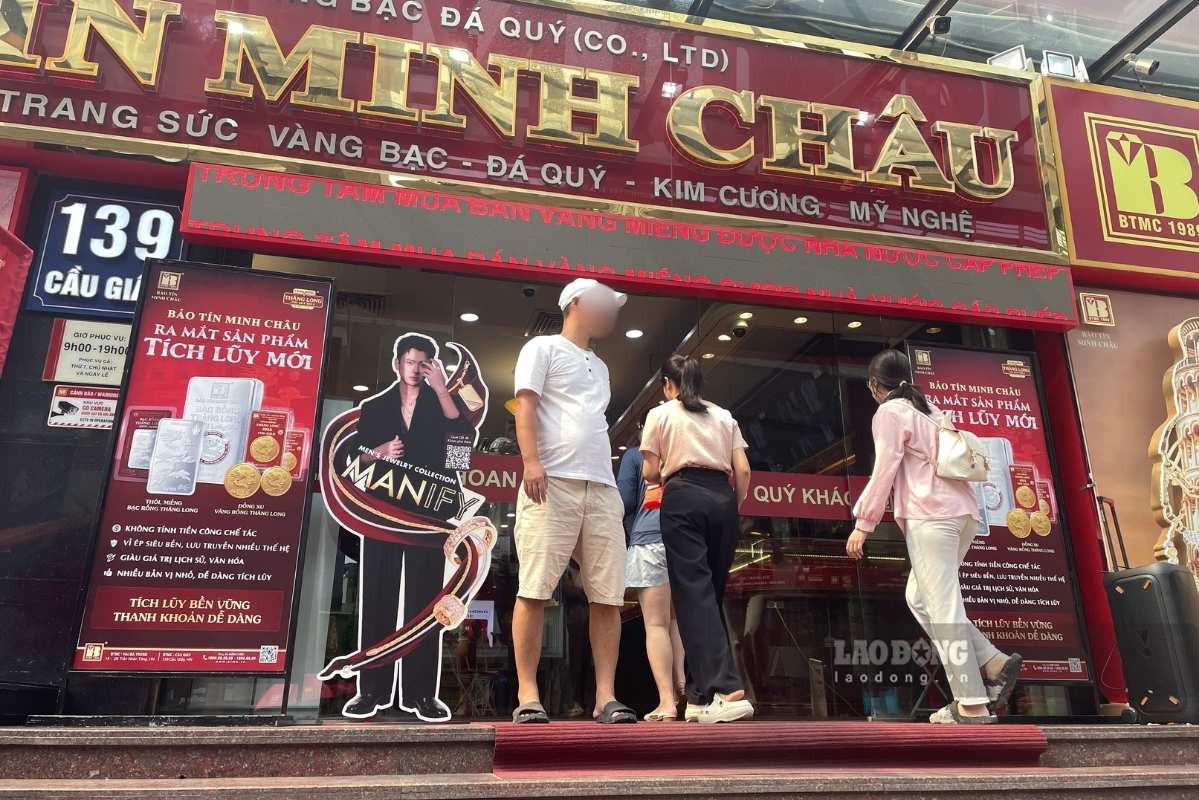 As of 10 am, the number of people continuing to enter the store for transactions. Photo: Bao Anh (taken September 21, 2026)