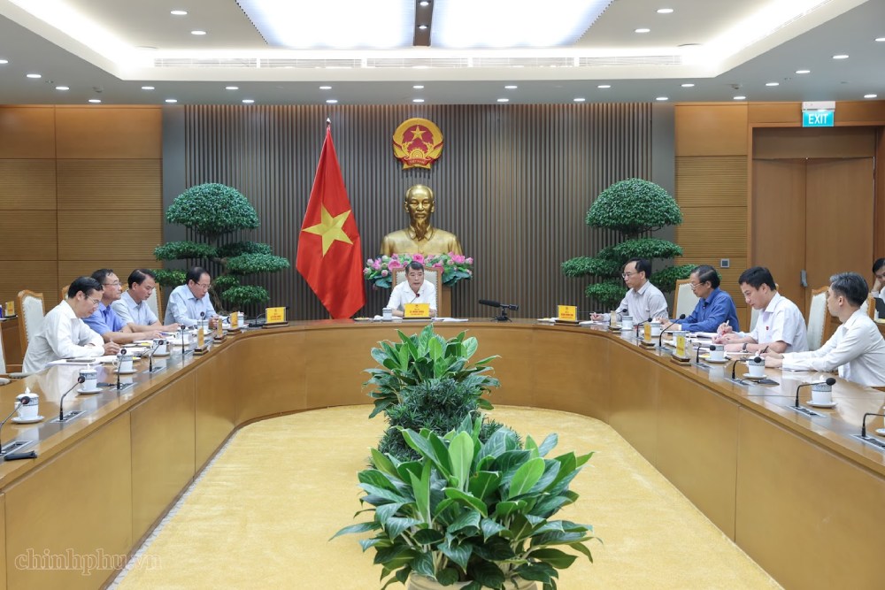 Cuộc họp về cung ứng sách giáo khoa, rà soát chương trình, sách giáo khoa phổ thông. Ảnh: chinhphu.vn