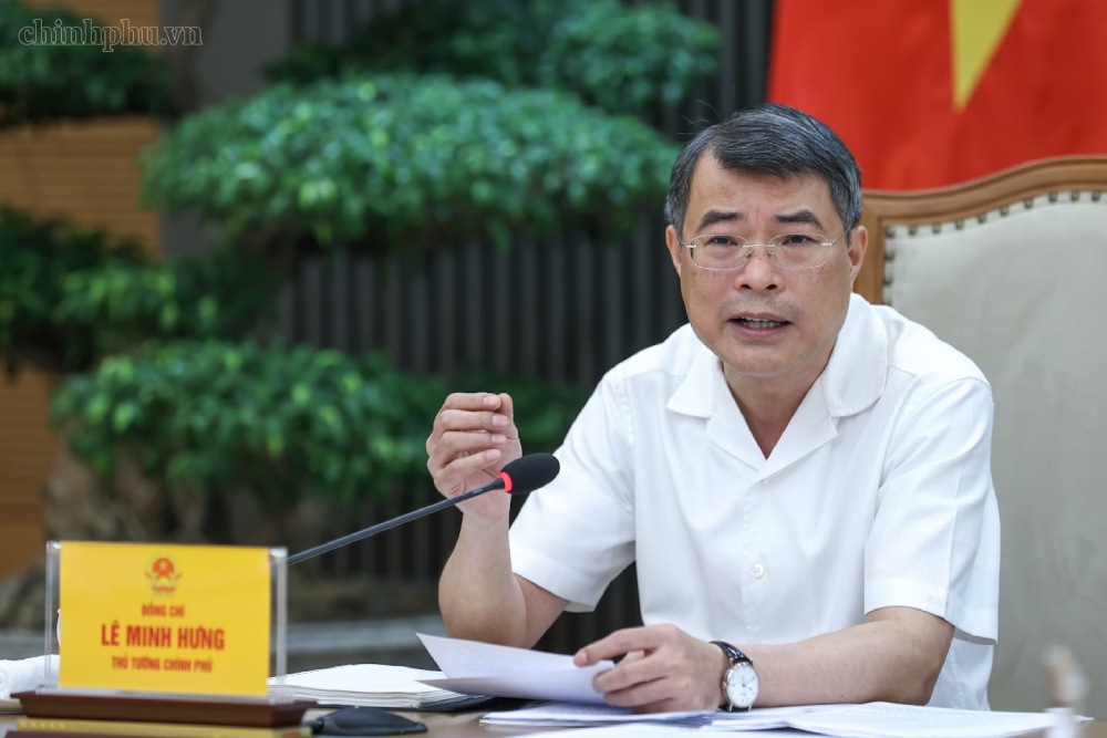 Politburo Member, Prime Minister Le Minh Hung requested the Ministry of Education and Training to focus on immediately implementing urgent tasks and solutions on textbook supply. Photo: chinhphu. vn