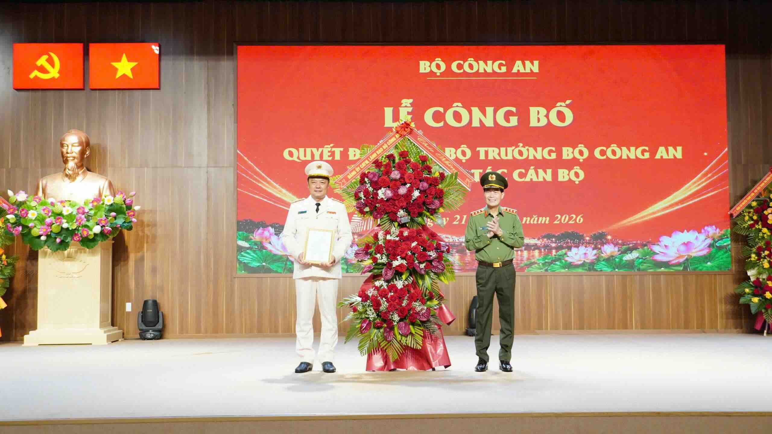 Senior Lieutenant General Le Quoc Hung - Deputy Minister of Public Security presents the decision and flowers to congratulate Colonel Nguyen Dinh Duong on taking office as Director of Hue City Police. Photo: Hue City Police.