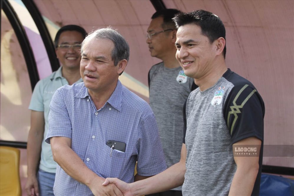 Bầu Đức và cái bắt tay với Kiatisak Senamuang làm chấn động bóng đá Việt Nam. Ảnh: Thanh Vũ