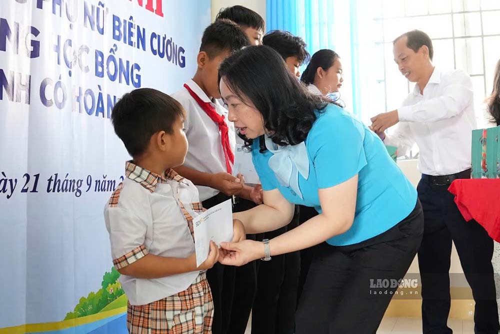 Ms. Thai Thu Xuong - Vice President of the Vietnam General Confederation of Labor - awarded scholarships to students in difficult circumstances in Tuyen Binh commune (Tay Ninh province) on September 21. Photo: Huynh Du
