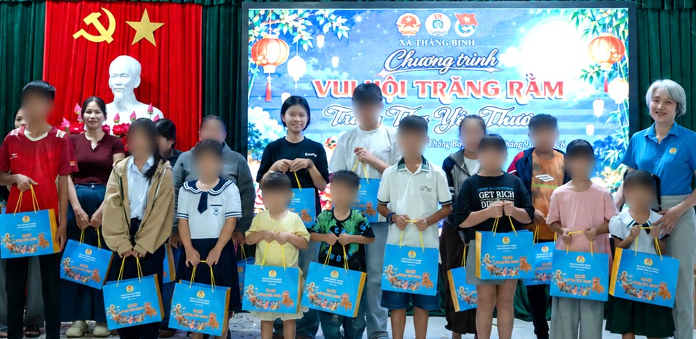 다낭시 탕빈사 노동조합은 어려운 환경에 처한 조합원 자녀를 위한 "보름달 축제 - 사랑의 추석" 프로그램을 조직합니다. 사진: 탕빈 노동조합
