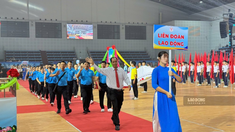 Les membres du syndicat et les travailleurs du syndicat de Vĩnh Long participent à la cérémonie d'ouverture des Ie Jeux sportifs de la province de Vĩnh Long. Photo: Hoàng Lộc