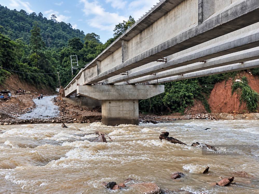 On September 21, floods caused river water to rise, causing traffic disruption, making teachers unable to go to school, and 548 students in Tam Thai commune, Nghe An province had to take leave from school. Photo: Duy Chuong