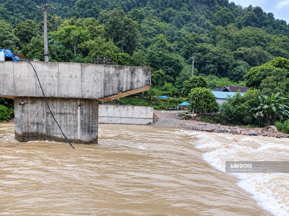 Ngày 21.9, nước lũ chảy xiết tại khu vực cầu ở xã Tam Thái, tỉnh Nghệ An, khiến việc đi lại của giáo viên gặp khó khăn. Ảnh: Duy Chương