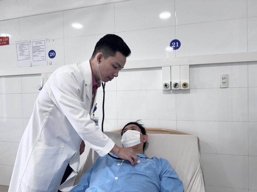 Doctors at Da Nang Hospital examine patients after surgery. Photo: Da Nang Hospital