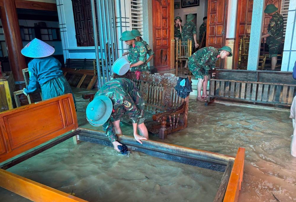 Cán bộ, chiến sĩ Sư đoàn 390 giúp người dân tại xã Kim Tân, tỉnh Thanh Hóa lau dọn nhà cửa, gắt lúa và khắc phục hậu quả sau mưa lũ. Ảnh: UBND xã Kim Tân (chụp ngày 21.9.2026)