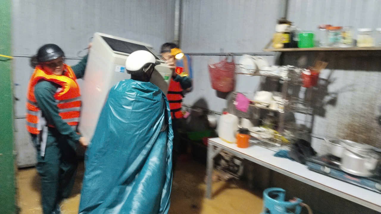 Các lực lượng xã Cát Tiên 3 hỗ trợ sơ tán người dân và tài sản khỏi các khu vực ngập sâu. Ảnh: Nhi Nhi