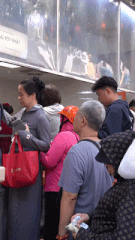 Bánh trung thu truyền thống đắt khách, người dân kiên nhẫn xếp hàng chờ mua.