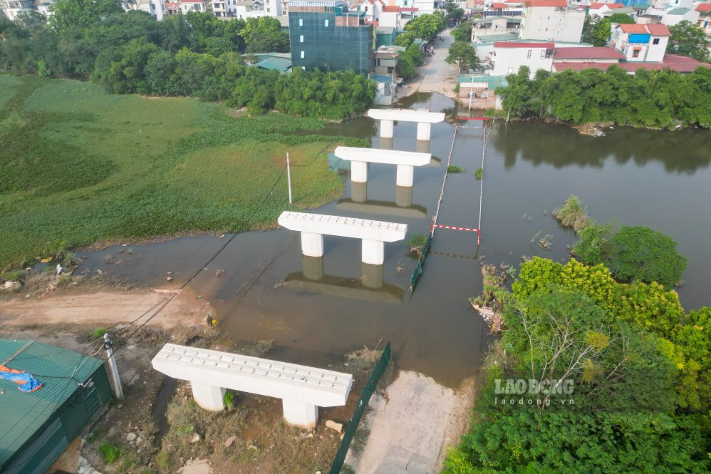 The new 72 bridge project (connecting An Khanh and Hung Dao communes) has no construction activities, afternoon of September 21. Photo: Song Huu